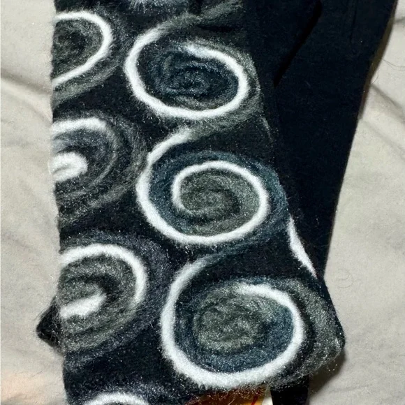 Chic Swirl Patterned Women's Gloves NWT - Picture 3 of 4